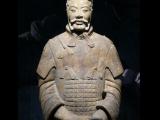 [Cliquez pour agrandir : 68 Kio] Xi'an - Le mausolée de l'empereur Qin Shihuang : l'armée de terre cuite : statue dans le musée.