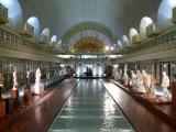[Cliquez pour agrandir : 106 Kio] Roubaix - Le musée de la piscine : la piscine entourée d'œuvres d'art.