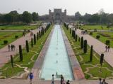 [Cliquez pour agrandir : 133 Kio] Agra - Le Taj Mahal : les jardins et la porte ouest.