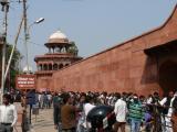 [Cliquez pour agrandir : 128 Kio] Agra - Le Taj Mahal : file d'attente à l'entrée.