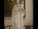[Cliquez pour agrandir : 79 Kio] Tucson - Saint Augustine cathedral: the garden: statue of the Virgin with the Child.