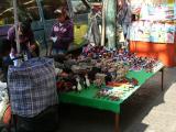 [Cliquez pour agrandir : 185 Kio] Mexico - Le quartier Coyoacán : vendeurs de poupées mexicaines.