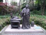 [Cliquez pour agrandir : 151 Kio] Shanghai - Le parc Guangqi : statue.