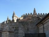 [Cliquez pour agrandir : 71 Kio] Ávila - La cathédrale : l'abside et les remparts.