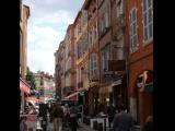 [Cliquez pour agrandir : 104 Kio] Toulouse - Rue avec des façades décorées.