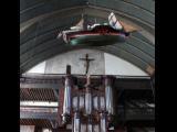 [Cliquez pour agrandir : 89 Kio] Saint-Jean-de-Luz - L'église Saint-Jean-Baptiste : l'orgue et l'ex-voto en forme de bateau.