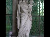 [Cliquez pour agrandir : 95 Kio] Noyon - La cathédrale : statue de la Vierge à l'Enfant dans le cloître.