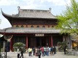[Cliquez pour agrandir : 123 Kio] Suzhou - Le temple du Nord : salle de prière.