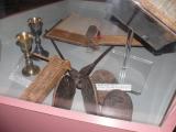 [Cliquez pour agrandir : 74 Kio] Tucson - Mission San Xavier: the museum: chalices and bread irons.