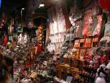 [Cliquez pour agrandir : 139 Kio] Pékin - La rue Wangfujing : vente de bibelots pour touristes.