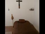 [Cliquez pour agrandir : 31 Kio] Ávila - Le musée de Sainte Thérèse : chambre de carmélite avec un morceau de bois comme oreiller !
