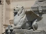 [Cliquez pour agrandir : 112 Kio] Lyon - La basilique Notre-Dame-de-Fourvière : l'extérieur : le lion de Juda.
