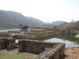 [Cliquez pour agrandir : 123 Kio] Jaipur - Le fort d'Amber : le lac et ses jardins.