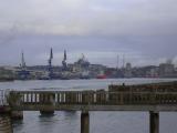 [Cliquez pour agrandir : 55 Kio] Bayonne - Le port industriel vu depuis la Barre.