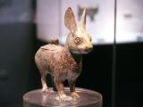 [Cliquez pour agrandir : 50 Kio] Pékin - Le Poly art museum : lapin en bronze de la dynastie des Zhou occidentaux (11è s. av. J.-C. à -771).