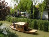 [Cliquez pour agrandir : 161 Kio] Suzhou - Panmen : bateau de promenade sur un canal.