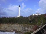 [Cliquez pour agrandir : 75 Kio] Biarritz - Le phare surplombant la falaise.