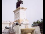 [Cliquez pour agrandir : 57 Kio] Madrid - Le Palais Royal : fontaine et statue équestre de Philippe IV.