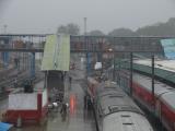 [Cliquez pour agrandir : 103 Kio] Delhi - Trains de voyageurs en gare de New Delhi, sous la pluie.