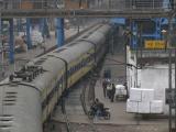 [Cliquez pour agrandir : 138 Kio] Delhi - Train de voyageurs en gare de New Delhi.