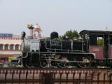[Cliquez pour agrandir : 106 Kio] Jaipur - La gare : locomotive à vapeur.