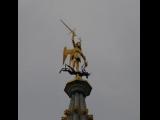 [Cliquez pour agrandir : 28 Kio] Bruxelles - La Grand-Place : l'hôtel de ville : statue au sommet de la flèche.