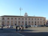 [Cliquez pour agrandir : 73 Kio] Rome - La place Saint-Jean-de-Latran : bâtiment.