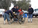 [Cliquez pour agrandir : 121 Kio] Tucson - Fort Lowell Day: the cavalry: cannon.