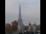 [Cliquez pour agrandir : 50 Kio] Paris - La tour Eiffel dans la brume.