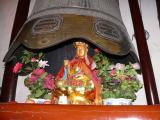 [Cliquez pour agrandir : 112 Kio] Shanghai - Le temple du Bouddha de jade : statue du Bouddha sous une cloche.