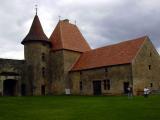 [Cliquez pour agrandir : 70 Kio] Dordogne - Le château de Biron : la cour intérieure et ses bâtiments.
