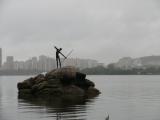 [Cliquez pour agrandir : 45 Kio] Rio de Janeiro - La lagune : statue sur un îlot rocheux.