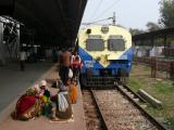 [Cliquez pour agrandir : 148 Kio] Agra - La gare d'Agra Cantonment : train à quai.