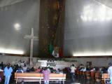 [Cliquez pour agrandir : 99 Kio] Monterrey - La basilique Notre-Dame-de-Guadalupe : l'église nouvelle : la nef et le chœur.