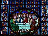 [Cliquez pour agrandir : 158 Kio] Paray-le-Monial - La basilique du Sacré-Cœur : vitrail représentant la Cène.