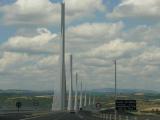 [Cliquez pour agrandir : 56 Kio] Millau - Le viaduc vu de l'autoroute.