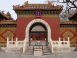 [Cliquez pour agrandir : 119 Kio] Pékin - Le parc Beihai : la salle du roi céleste : l'entrée.