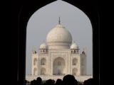 [Cliquez pour agrandir : 61 Kio] Agra - Le Taj Mahal vu à travers la porte ouest.