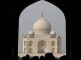 [Cliquez pour agrandir : 61 Kio] Agra - Le Taj Mahal vu à travers la porte ouest.