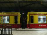 [Cliquez pour agrandir : 80 Kio] Berlin - Le métro : rame en station.