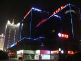 [Cliquez pour agrandir : 79 Kio] Lishui - Le centre-ville, de nuit.
