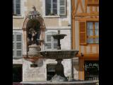 [Cliquez pour agrandir : 106 Kio] Auxerre - La place Saint-Nicolas : fontaine et statue de Saint Nicolas.