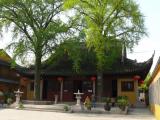 [Cliquez pour agrandir : 135 Kio] Suzhou - Le temple Dinghui : salle de prière.