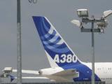 [Cliquez pour agrandir : 52 Kio] Roissy - Un A380 au sol.