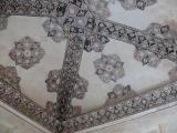 [Cliquez pour agrandir : 167 Kio] Jaipur - Le fort d'Amber : plafond décoré.