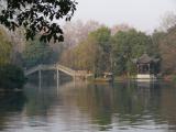 [Cliquez pour agrandir : 109 Kio] Hangzhou - Le lac Ouest : vue générale.