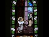 [Cliquez pour agrandir : 95 Kio] Rio de Janeiro - La chapelle de l'école Pequeña Cruzada : vitrail représentant la vie de Sainte Thérèse.