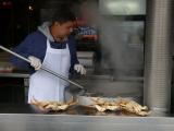 [Cliquez pour agrandir : 81 Kio] San Francisco - Fisherman's Wharf: man cooking crabs.