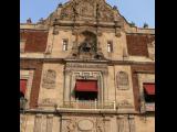[Cliquez pour agrandir : 164 Kio] Mexico - La cathédrale Notre-Dame-de-l'Assomption : fronton et cloche.