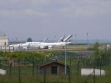 [Cliquez pour agrandir : 78 Kio] Roissy - Boeing 747 et autres avions au sol.